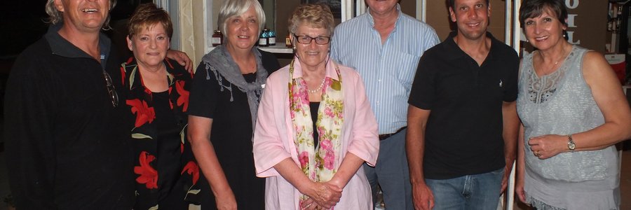 Vlnr is Wayne Devitt, Lorainne Fourie, Annemarie Watney, Amanda de Vries, Philip Fourie, Werner Muller (Iona Wynkelder) en Jane Bailey